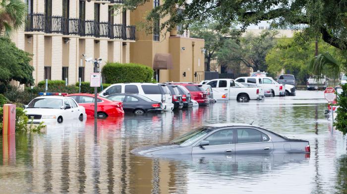 Autos unter Wasser bei Überschwemmung