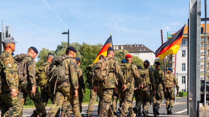 Die Bundeswehr gedenkt der im Einsatz getöteten Soldaten mit einem Gedenkmarsch. Ankunft der Prozession am Bendlerblock.