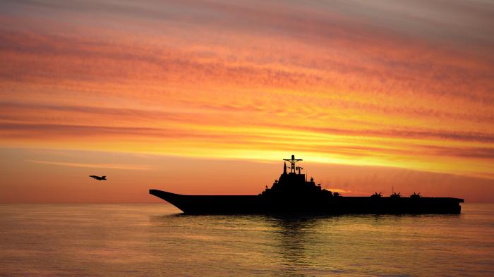 Die "Admiral Kusnezow“ bei Sonnenuntergang