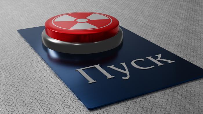 Knopf mit dem Atomzteichen und der Aufschrift „Start“ auf Russisch