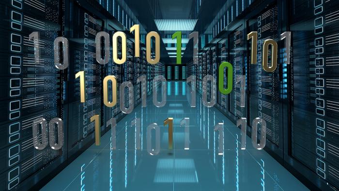 goldene, grüne und transparente Einsen und Nullen in Serverraum