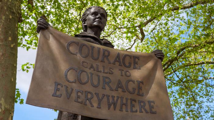 Die Statue der Suffragette Millicent Fawcett hält ein Banner mit der Aufschrift „Mut ruft überall nach Mut“.