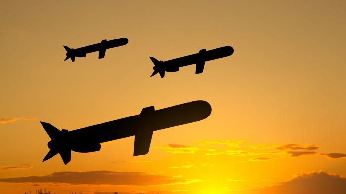 Silhouetten von Tomahawk-Marschflugkörpern gegen Sonnenuntergang