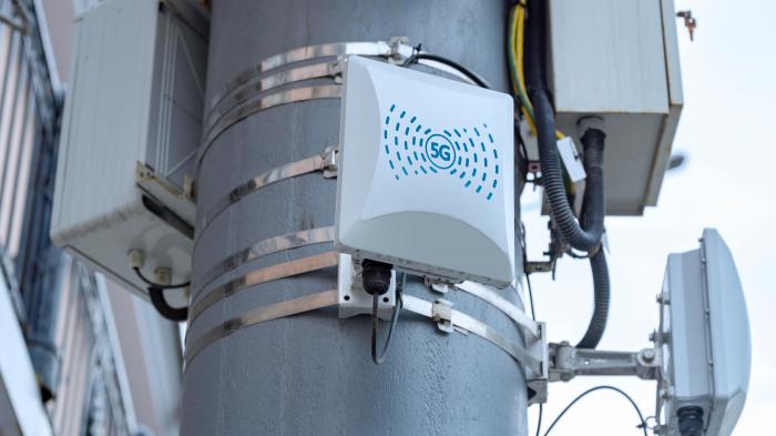 Detail eines Mobilfunk-Antennenmastes mit kleinen 5G-Funkzellen.