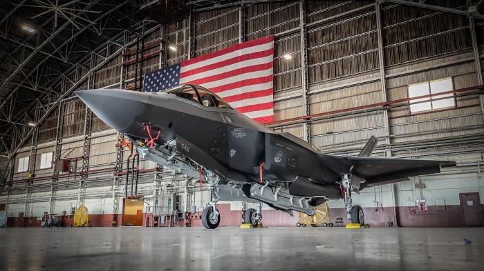 Ein F-35-Jet in einem Hangar