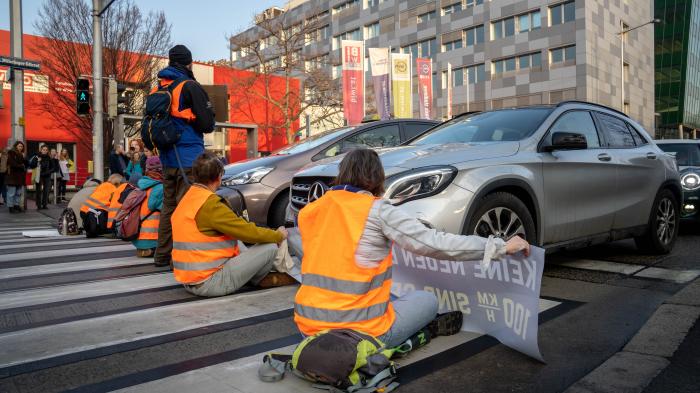 Menschen in Warnwesten auf einer Straße