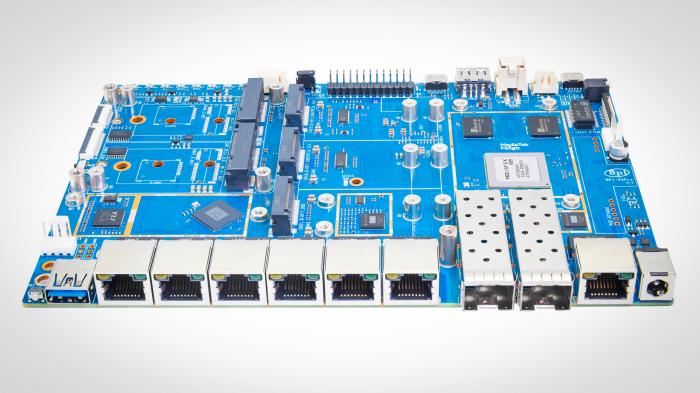 Router-Mainboard von vorne auf weißem Untergrund