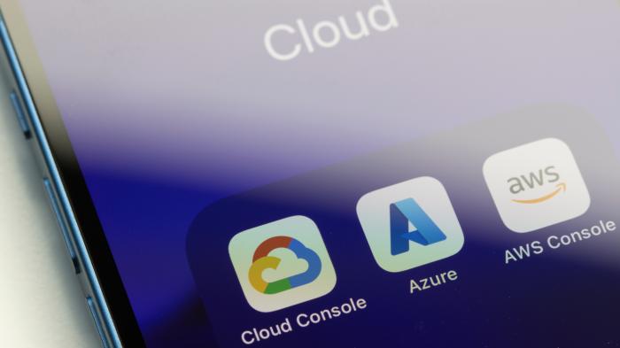 Nahaufnahme der App-Symbole von drei führenden Cloud-Computing-Dienstleistern auf einem iPhone – Google Cloud Console, Microsoft Blue und AWS Console.