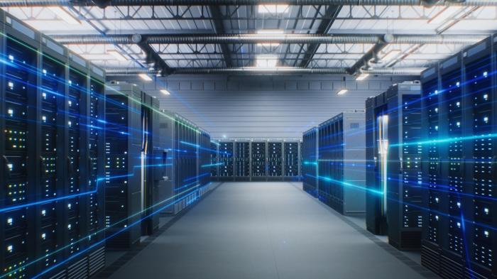 Futuristisches Rechenzentrum mit Server-Racks in einer großen Lagerhalle.