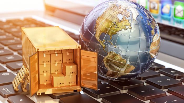 Container und Weltkugel auf Tastatur