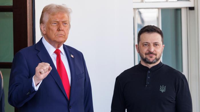 Trump hebt vor dem Weißen Haus siegessicher die Faust neben Selenskyj.