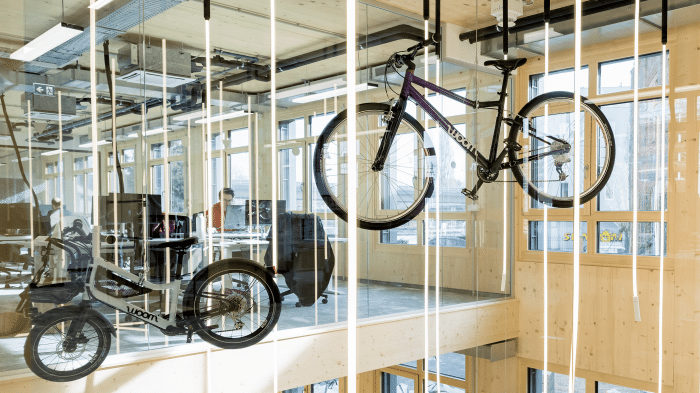 Mehrere Fahrräder in einem Büroraum