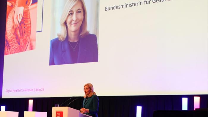 Nina Warken on stage