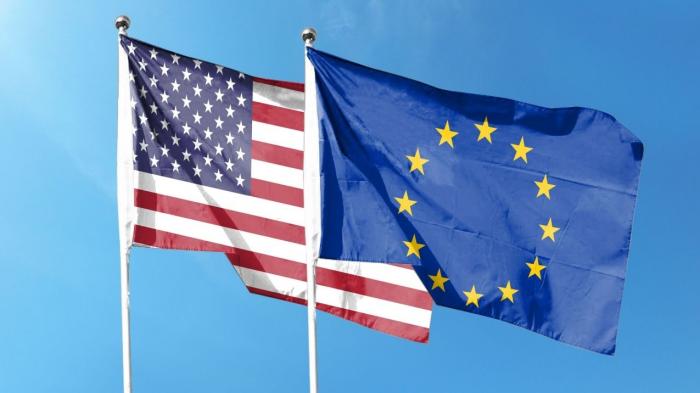 Flaggen der EU und der USA
