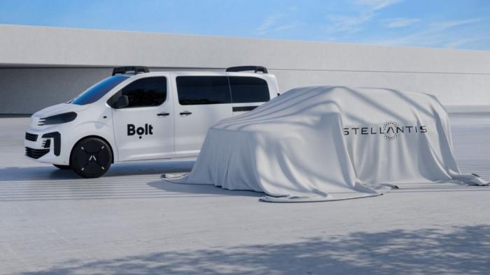 Bolt-Van und mit Stoff verdecktes Stellantis-Fahrzeug  