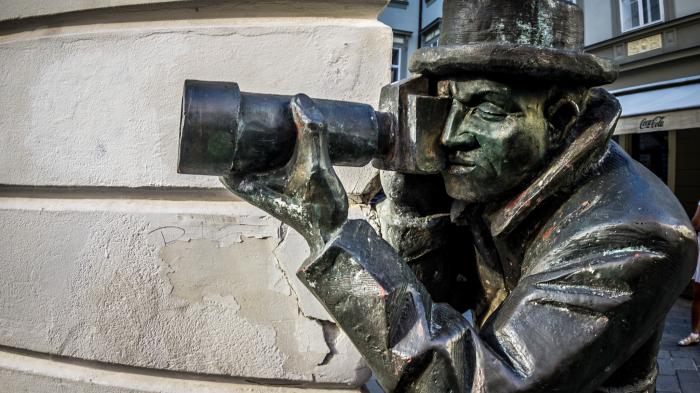 Bronzestatue eines Paparazzo