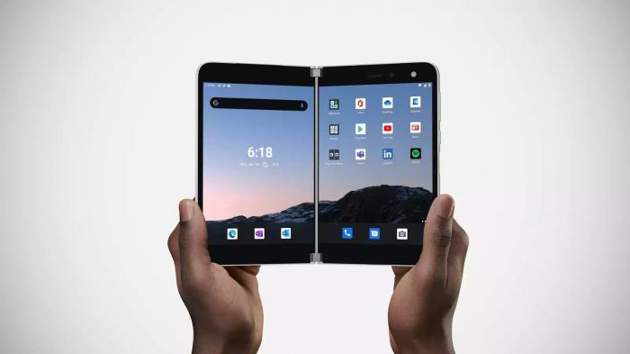 Surface Duo 1 aufgeklappt in Hand 
