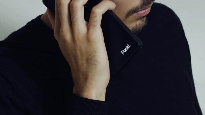 Punkt. MC03 von hinten in der Hand eines Mannes