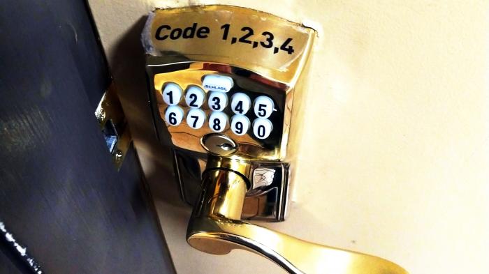 Türschloss mit Codeinegabe - darauf die Aufschrift „Code 1, 2, 3, 4“
