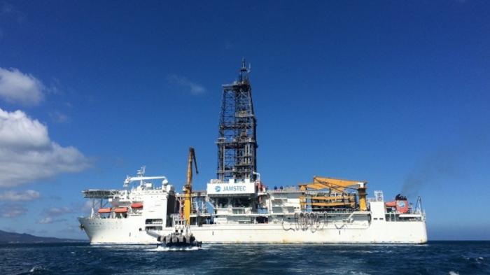 Bergbauforschungsschiff Chikyu auf dem Meer