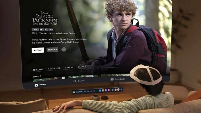 Ein Mann sitzt auf dem Sofa mit Meta Quest und schaut Disney+ auf einem virtuellen Display.