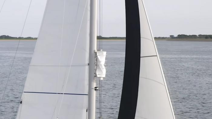 Windturbine am Mast eines Segelbootes.