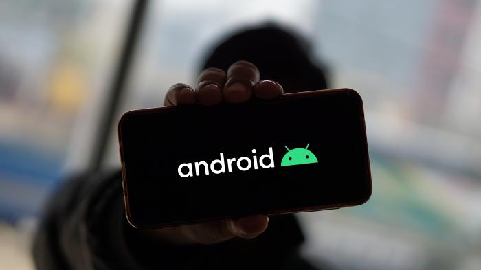 Android-Logo auf Smartphone vor verschwommenem Hintergrund