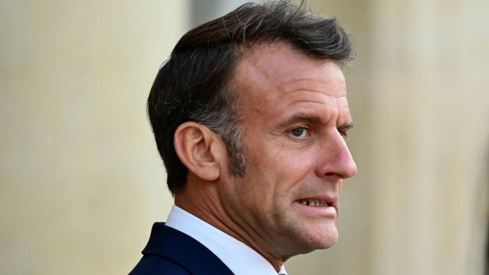 Porträt Macron im Profil, etwas verbissen