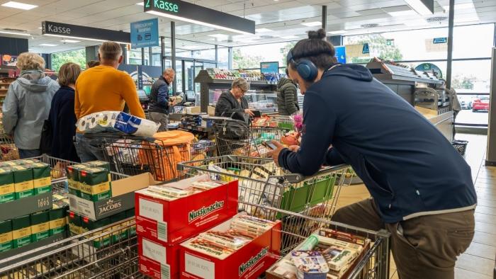 Kunden in der Schlange vor der Supermarktkasse