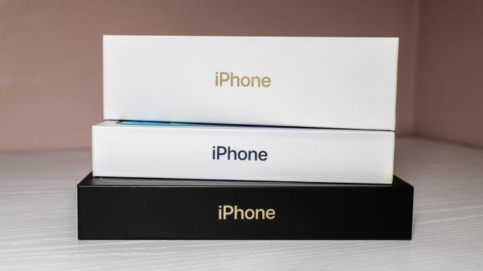 Drei iPhone-Boxen auf einem Tisch