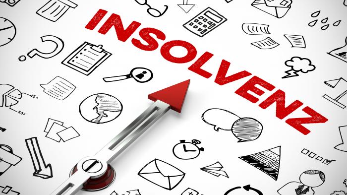 Kompass mit Pfeil, der auf Insolvenz zeigt (für: Insolvenz) zwischen Symbolen als Konzept (3D-Darstellung)