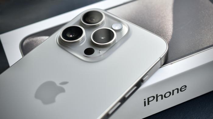 Rückseite eines iPhones das auf der Verpackung liegt