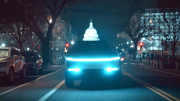 Tesla-Fahrzeug in der Nacht