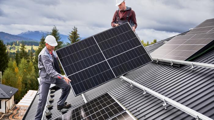 Installateure montieren ein Modul eine Photovoltaik-Anlage