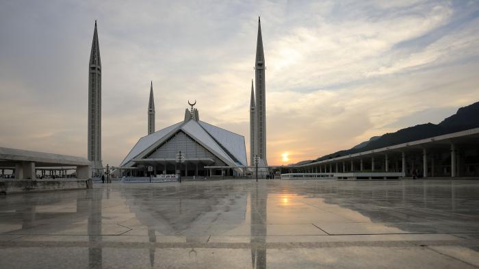 Moderne Moschee im Abendlicht
