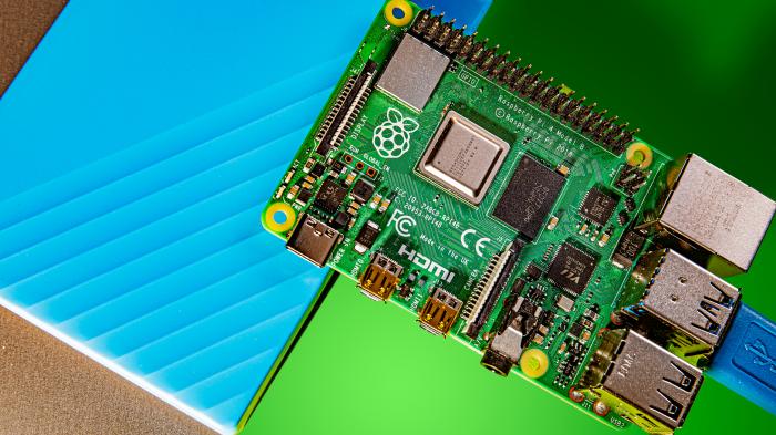 Raspberry Pi 4 auf einer bunten Box