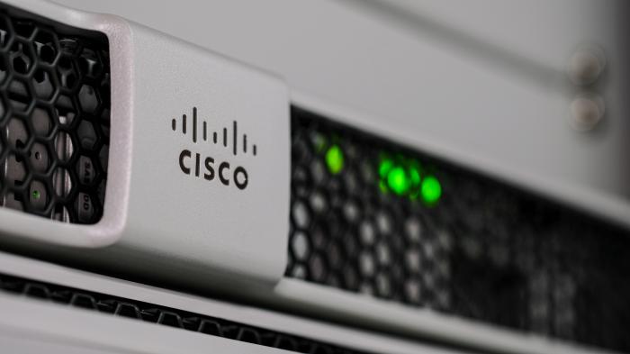 Nahaufnahme des Cisco-Logos auf einem Gerät in einem Rechenzentrum.