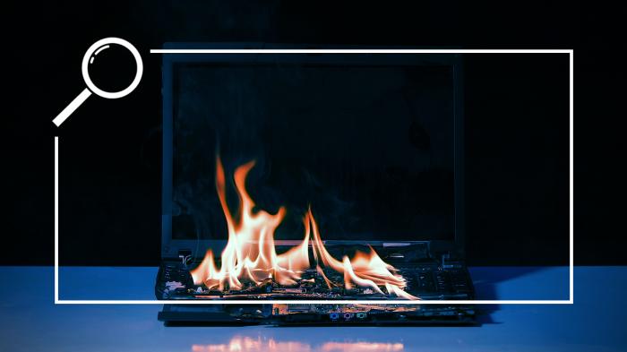 Flammen auf der Tastatur eines brennenden Laptops