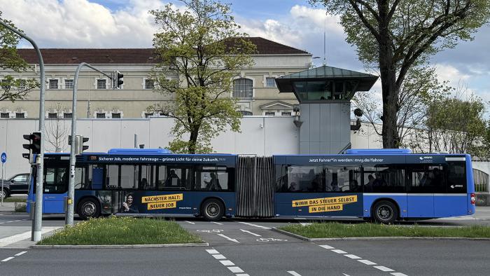 Bus vor Gefängnis