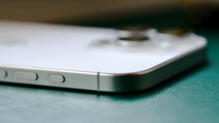 iPhone liegt auf dem Tisch.
