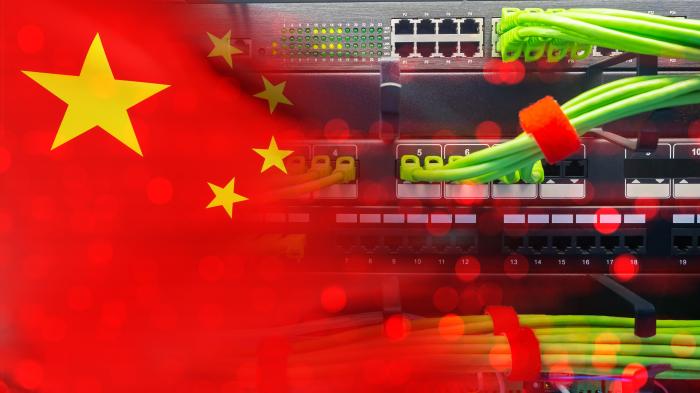 Netzwerkgeräte, im Vordergrund eine chinesische Flagge