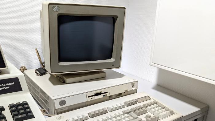 Ein historischer IBM-PC mit 3,5-Zoll-Diskettenlaufwerk, Röhrenmonitor und Tastatur, alles von IBM