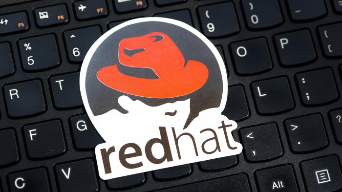 Sticker mit Red-Hat-Logo auf Tastatur