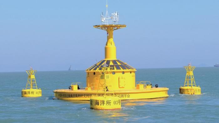Eine Boje im Meer