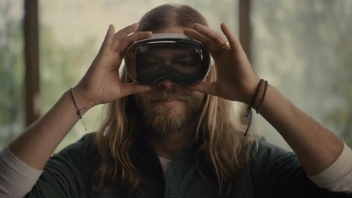 Mann mit Vision Pro