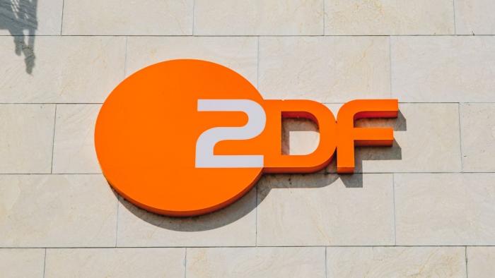 ZDF-Logo an einer Gebäudewand