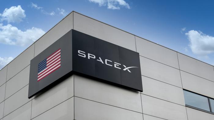 SpaceX-Logo an Gebäudefassade