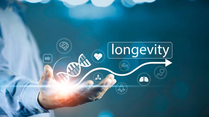 Hand hält DNA-Strang und Icons für Gesundheit, Gehirn, Herz, Schlaf, Lunge, Meditation und Stethoskop.