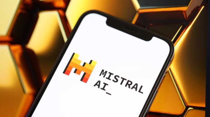 Das Mistral AI-Logo erscheint auf dem Bildschirm eines Smartphones.
