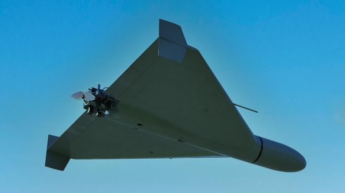 Ein Shahed-Drohne fliegt gegen einen blauen Himmel.